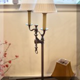 DL08. Metal double-light floor lamp with hand-shaped decoration. 